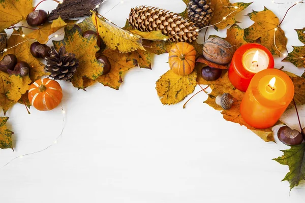 Decoração de quadro de outono com velas, cones de pinho, folhas secas, p — Fotografia de Stock