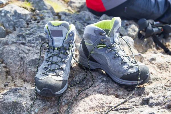 Wandelen laarzen met trekking stokken op de berg — Stockfoto