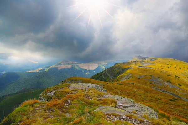 Fırtınalı dramatik dağ manzarası