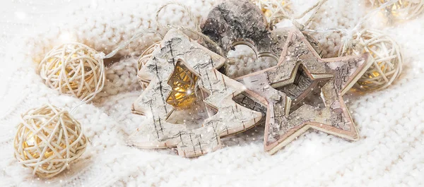 Estrella de madera, adornos de corazón y árboles con nieve y luces, Chri — Foto de Stock