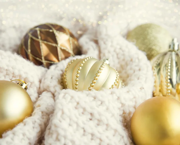 Винтажные праздничные золотые рождественские шары в шерстяном одеяле с l — стоковое фото