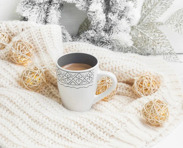 Hot chocolate on winter woolen sweater with Christmas decoration — Stock Photo, Image