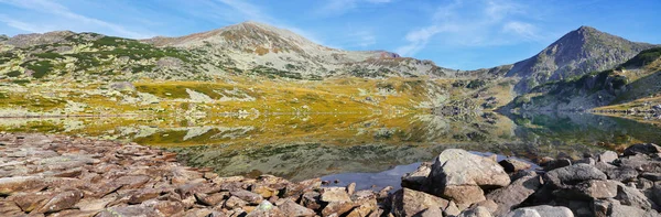 Majestuoso paisaje panorámico del lago de montaña en el verano —  Fotos de Stock