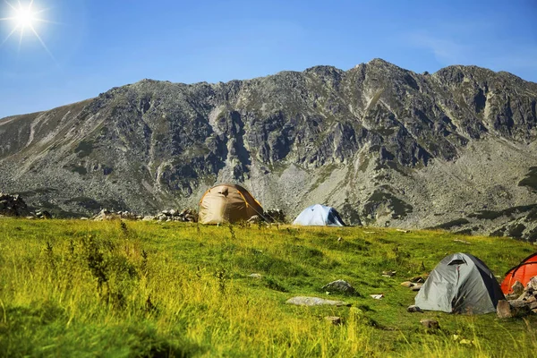 Soleado paisaje alpino de montaña de verano con tiendas de campaña —  Fotos de Stock