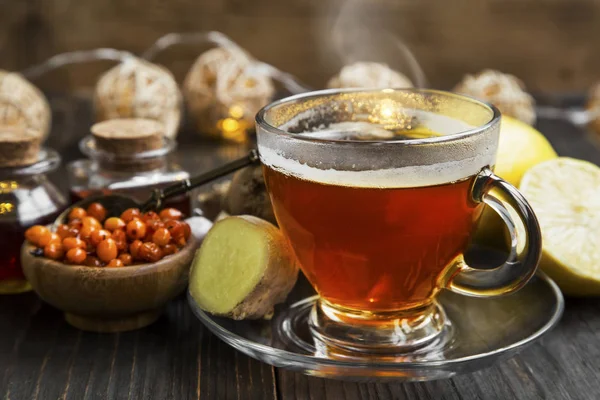 Taza de té con jengibre, espino amarillo y limón. —  Fotos de Stock