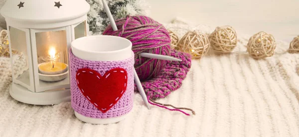 Retro vánoční dekorace s pohár, Svíčka Lucerna a pletení — Stock fotografie