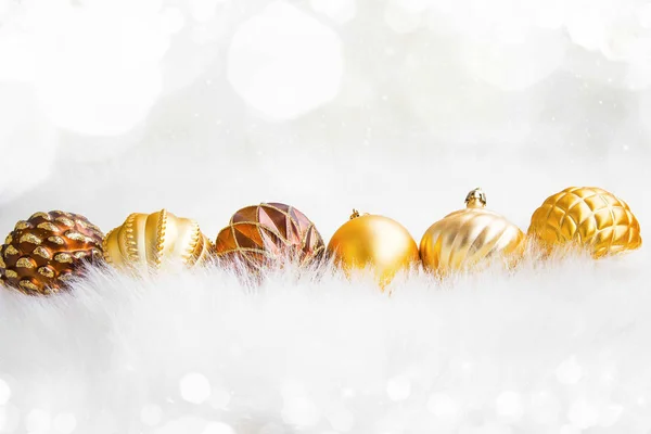 Рождественские золотые шарики — стоковое фото