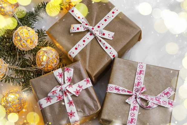 Rustikale festliche Weihnachtsgeschenke mit dekorativem Band — Stockfoto