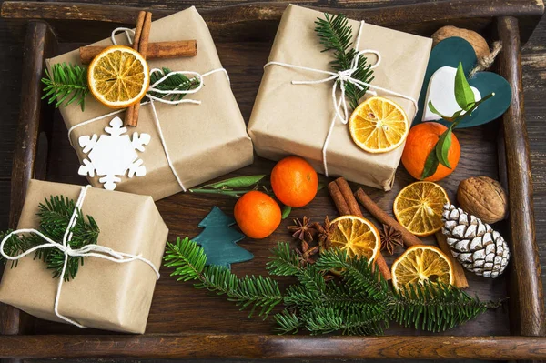 Retro sarılmış hediyeler Noel süslemeleri ve köknar ağacı kepek — Stok fotoğraf