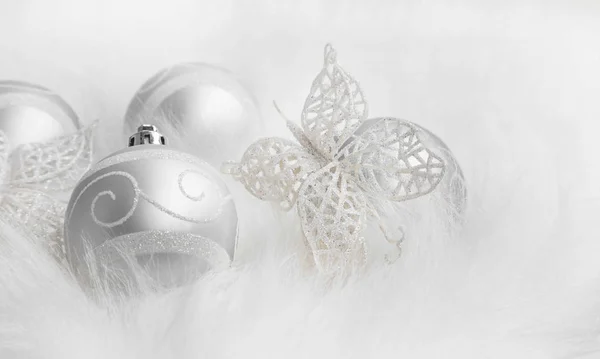 Ozdoby świąteczne srebrne w białe futro — Zdjęcie stockowe