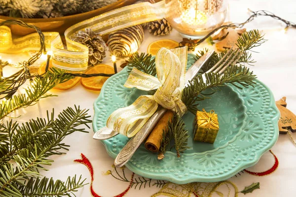 Impostazione natalizia con palline d'argento e nastro, rami di abete — Foto Stock