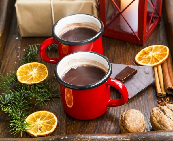 Copos de chocolate quente de inverno com lanterna e especiarias de inverno — Fotografia de Stock