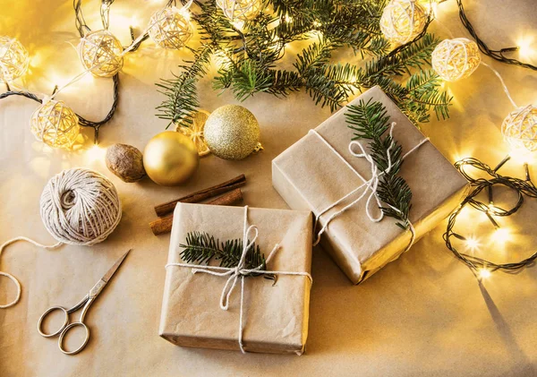 Weihnachtsgeschenke dekorieren — Stockfoto