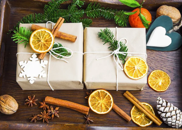 Ručně dekorovaný rustikální vánoční dárky s jedle, cinnamo — Stock fotografie