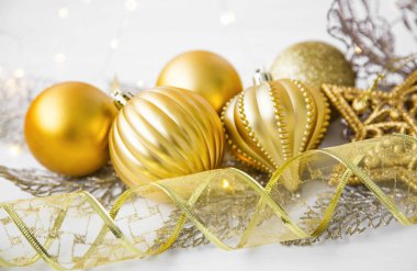 Altın christmas dekorasyon süsleri ve kurdele ile