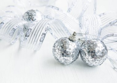 Gümüş Noel topları ve şerit dekorasyon