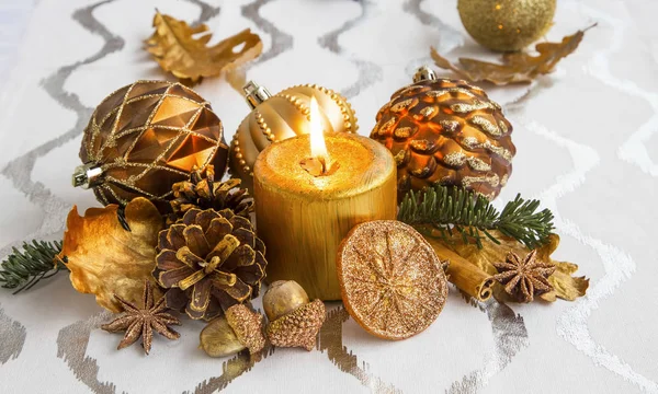 Świąteczne dekoracje świecy i ozdoby — Zdjęcie stockowe