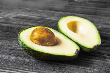 Avokado kesilerek iki siyah ve beyaz arka plan üzerinde