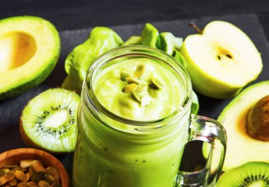Taze Detoks yeşil smoothie avokado, kiwi, pumpki salatası ile