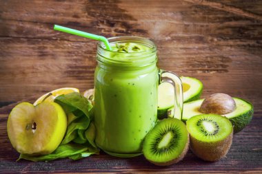 Avokado, elma, kivi, salata ile taze detoks yeşil yüzlü 