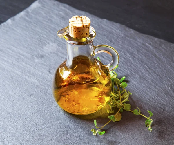 Пляшка оливкової олії з травою орегано — стокове фото