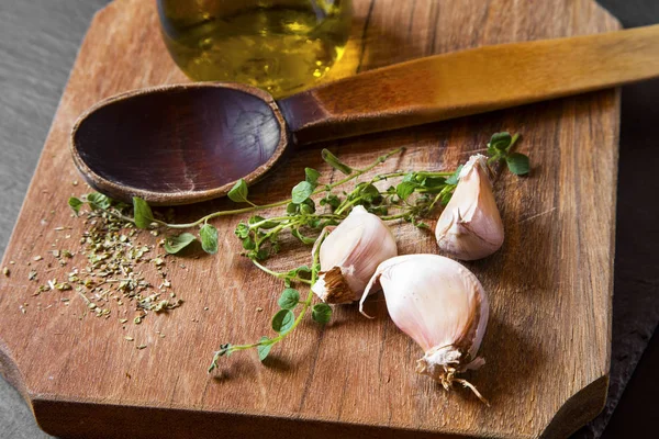 Spezie origano e aglio su tavola di legno — Foto Stock