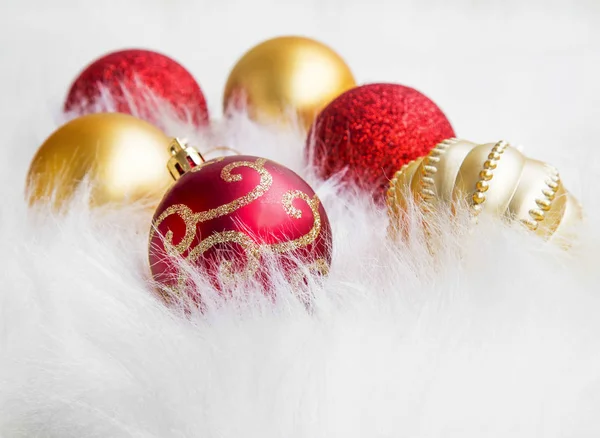 Vánoční koule v pozdrav z umělé kožešiny — Stock fotografie