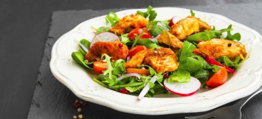 Rucola ve bebek ıspanak yaprakları salata, turp Tavuk salatası 