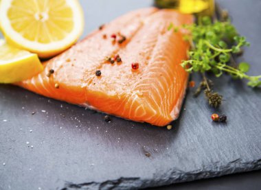 Baharatlar ve limon ile Çiğ somon fileto