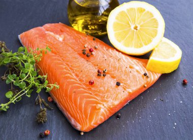 Baharatlar ve limon ile Çiğ somon fileto