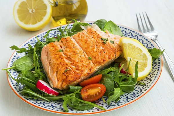 Taze sebze salata ızgara somon