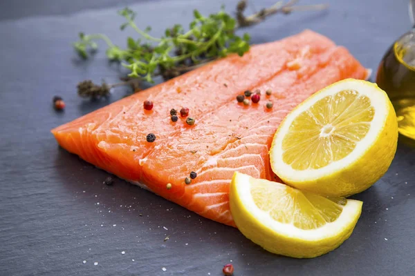 Baharatlar ve limon ile Çiğ somon fileto