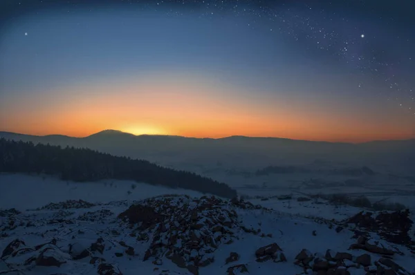 Tramonto invernale in montagna con via lattea — Foto Stock