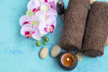 Orkide çiçek, havlu ve mum ile ayarla spa ahşap boyalı