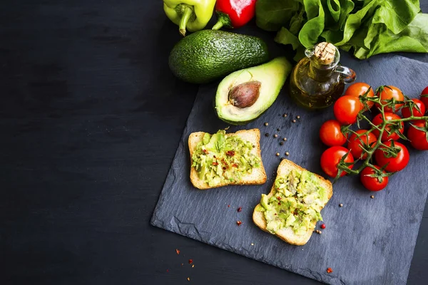 Avocado fresco su pane tostato con peperoncino speziato, pomodorini , — Foto Stock