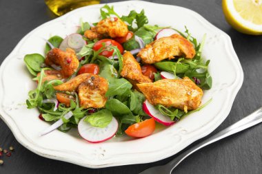 Rucola ve bebek ıspanak yaprakları salata, turp Tavuk salatası 