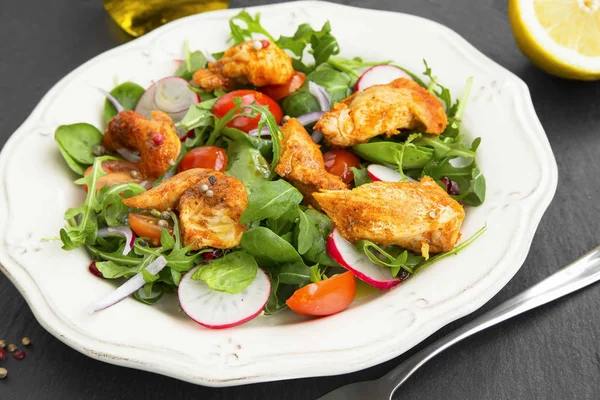 Chicken salad with rucola and baby spinach leaves salad, radish — Stock Photo, Image