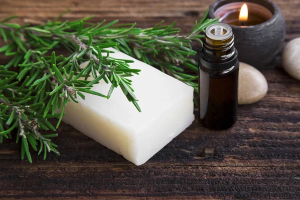 Rosmarinseife und ätherisches Öl Aromatherapie mit Kerze auf Holz — Stockfoto