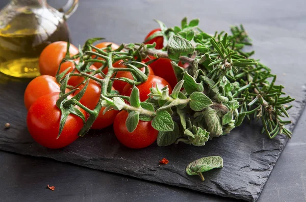 Cherry rajčata s čerstvým oregánem a rozmarýn bylinky — Stock fotografie