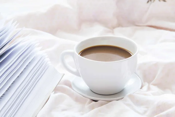 Bed kaffe med en bok — Stockfoto