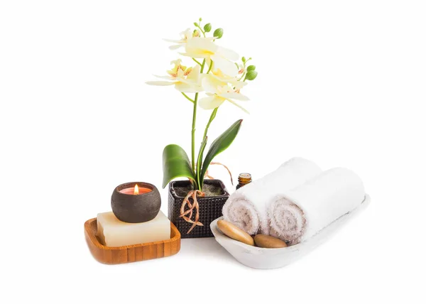 Spa conjunto isolado .Orchid flor com toalhas, sabão e vela bur — Fotografia de Stock