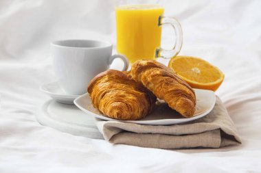 Oda kahvaltı kahve Kupası, kruvasan ve portakal suyu üzerinde wh ile