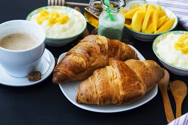 Frühstücksmenü mit Croissants, Smoothie, Kaffeetasse, Reismilch — Stockfoto
