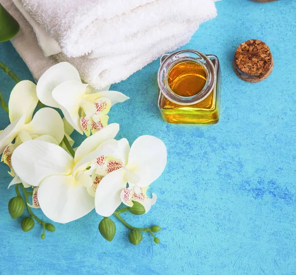 Set spa con orquídea, miel para tratamientos de piel y toallas de algodón — Foto de Stock