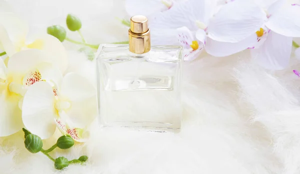 Parfümflasche mit Orchideenblüten — Stockfoto