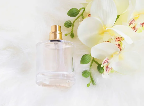 Flor de orquídea con botella de perfume — Foto de Stock