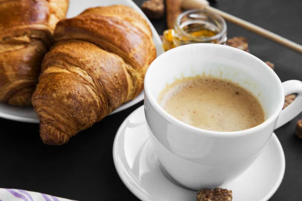 Xícara de café com croissants refeição do café da manhã — Fotografia de Stock