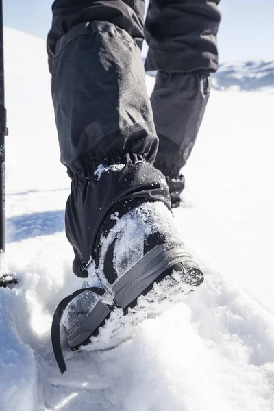 Winter trekking laarzen op sneeuw weg — Stockfoto