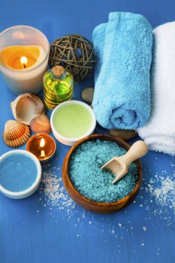 Spa banyo yağı, havlu, banyo tuzu ve mumlar ile natürmort ayarla