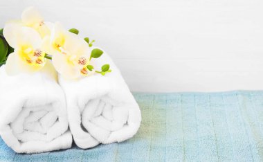 Spa havlu ve orkide çiçek ile natürmort